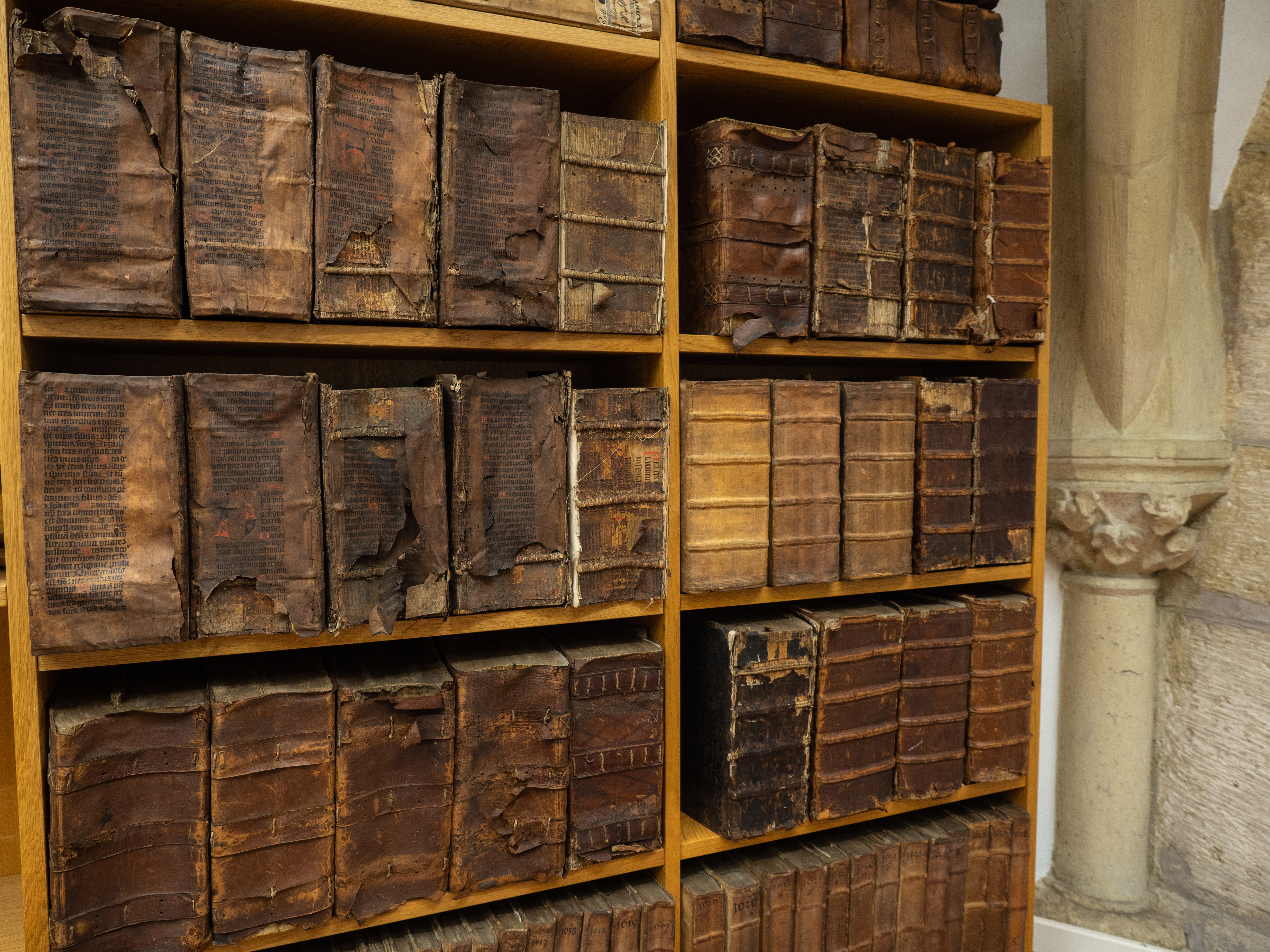 Blick ins Archiv mit alten Rechnungsbüchern